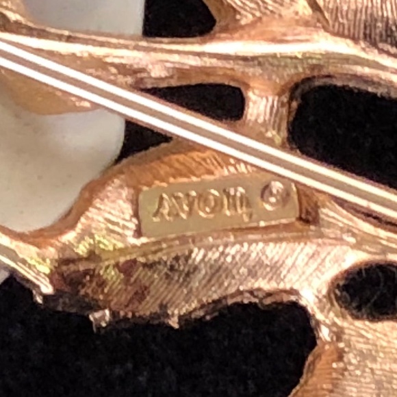 Rare Avon Snow Flower Brooch from 1972 - Picture 3 of 3